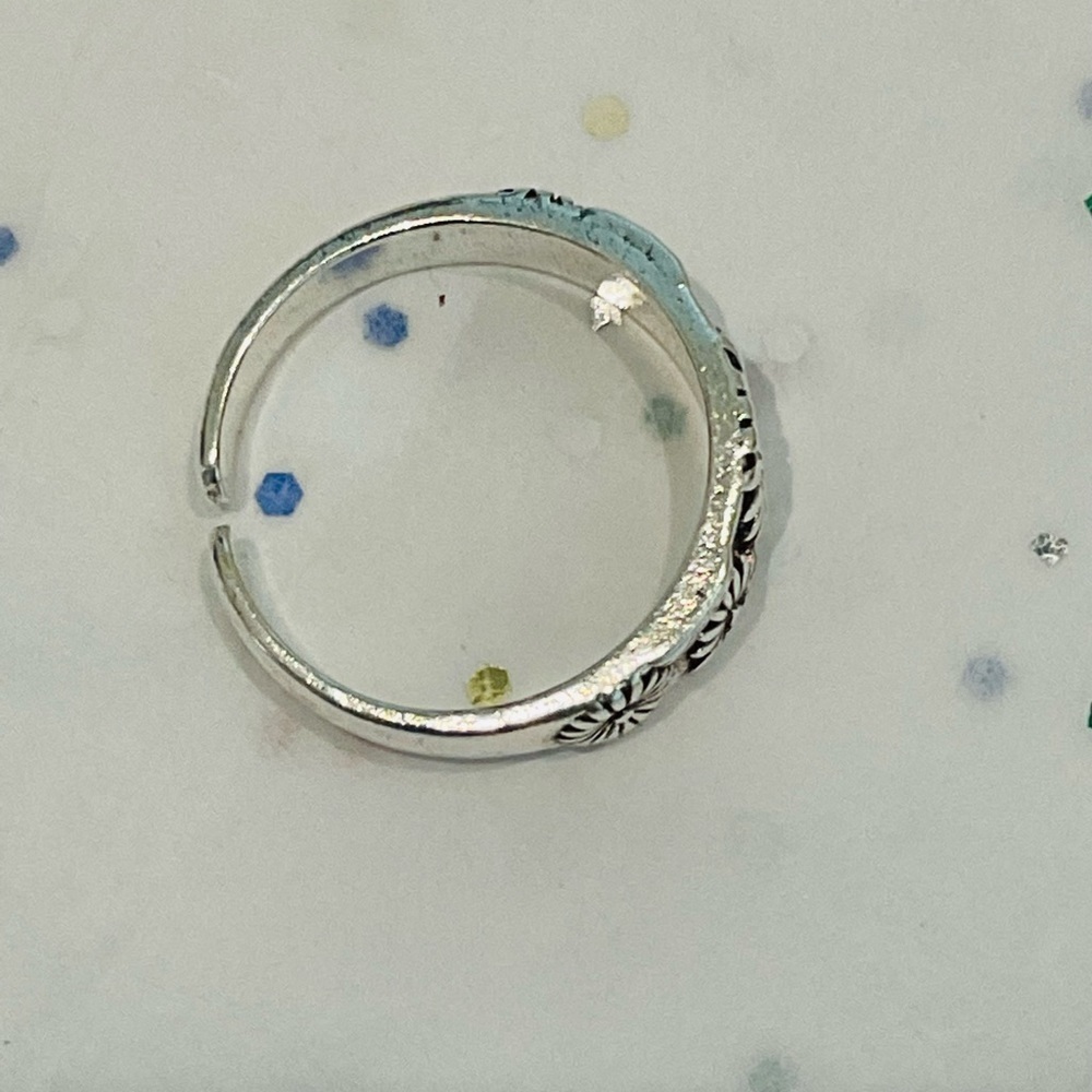 Antique Silver Tone Flower Decor Ring - Picture 5 of 10